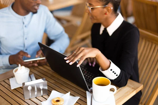 Colegas negros afro-americanos fazendo trabalho em equipe digital arround — Fotografia de Stock