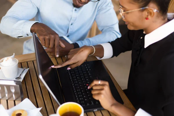 Colaboradores afroamericanos negros haciendo trabajo en equipo digital arround — Foto de Stock