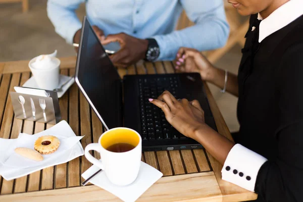 Colegas negros afro-americanos fazendo trabalho em equipe digital arround — Fotografia de Stock