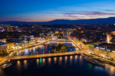Switzerl Cenevre şehir rıhtım siluetinin havadan gece görünümü