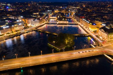 Switzerl Cenevre şehir rıhtım siluetinin havadan gece görünümü