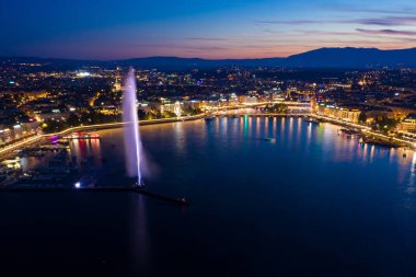 İsviçre'de Cenevre şehir su çeşmehavadan gece görünümü