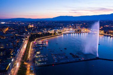 İsviçre'de Cenevre şehir su çeşmehavadan gece görünümü