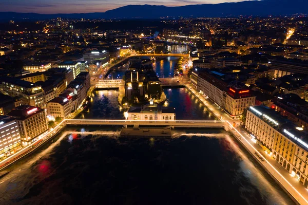 Luchtfoto nachtzicht van Geneva city Waterfront skyline in Switzerl — Stockfoto