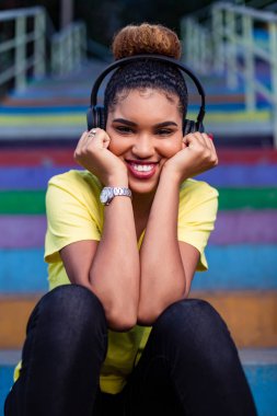 Pretty genç siyah afro-amerikan kadın müzik zekâ dinlerken