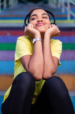 Pretty genç siyah afro-amerikan kadın müzik zekâ dinlerken