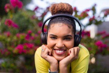 Pretty genç siyah afro-amerikan kadın müzik zekâ dinlerken