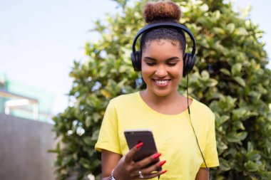 Pretty genç siyah afro-amerikan kadın müzik zekâ dinlerken