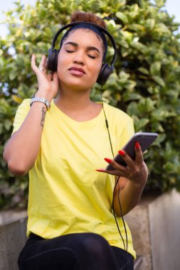 Pretty genç siyah afro-amerikan kadın müzik zekâ dinlerken
