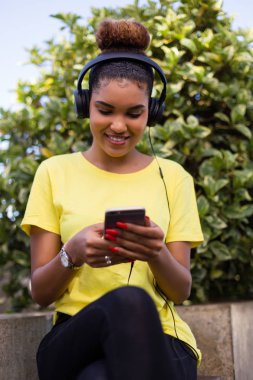 Pretty genç siyah afro-amerikan kadın müzik zekâ dinlerken