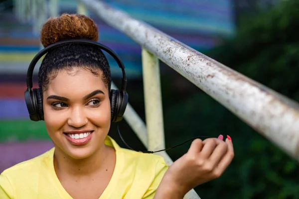 Bastante joven afroamericana negra mujer escuchando música ingenio — Foto de Stock