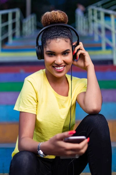 Bastante joven afroamericana negra mujer escuchando música ingenio — Foto de Stock