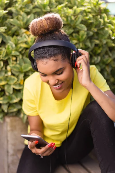 Muito jovem negro afro-americano mulher ouvindo música sagacidade — Fotografia de Stock