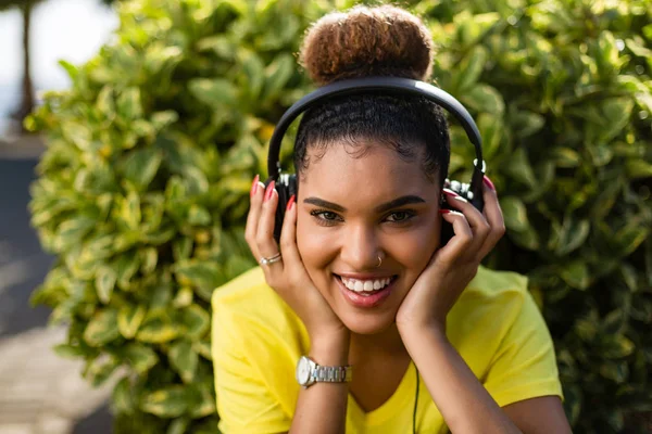 Muito jovem negro afro-americano mulher ouvindo música sagacidade — Fotografia de Stock
