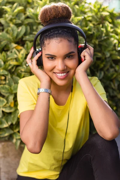 Досить молода чорно-Африканська американська жінка слухає музику дотепність — стокове фото