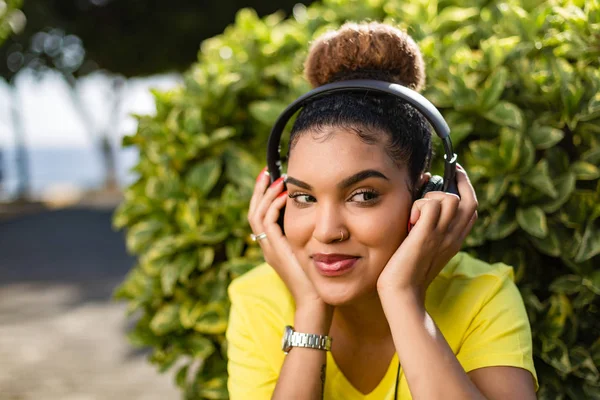 Krásná mladá Africká Američanka naslouchající hudbě — Stock fotografie