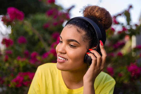 Muito jovem negro afro-americano mulher ouvindo música sagacidade — Fotografia de Stock