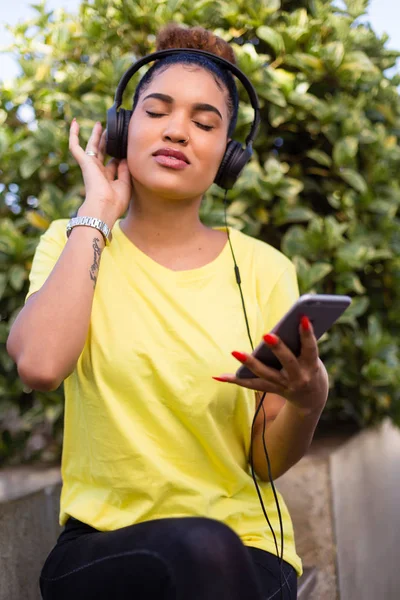 Pretty genç siyah afro-amerikan kadın müzik zekâ dinlerken