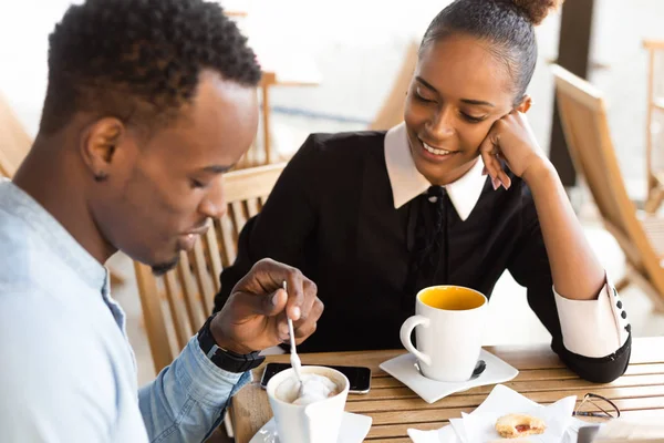 Zwart Afro-Amerikaanse collega's doen digitaal teamwork rond — Stockfoto