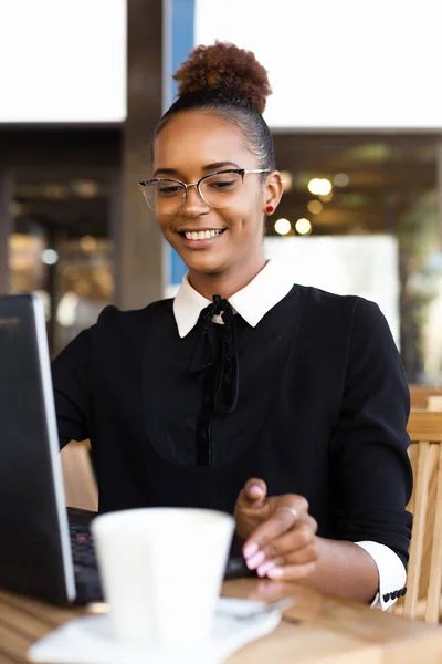 Colaboradores afroamericanos negros haciendo trabajo en equipo digital arround —  Fotos de Stock