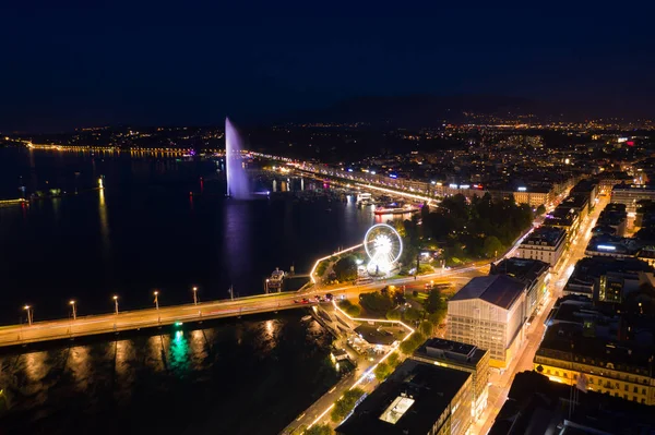 İsviçre'de Cenevre şehir su çeşmehavadan gece görünümü — Stok fotoğraf