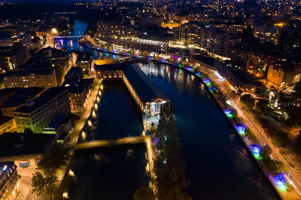 Vista aérea noturna da fonte de água da cidade de Genebra na Suíça — Fotografia de Stock
