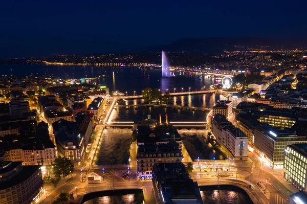 İsviçre'de Cenevre şehir su çeşmehavadan gece görünümü — Stok fotoğraf