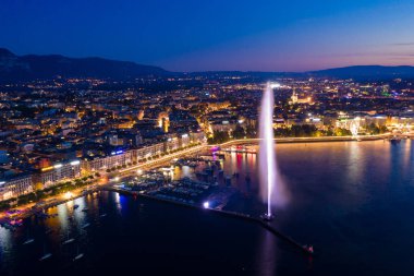İsviçre'de Cenevre şehir su çeşmehavadan gece görünümü