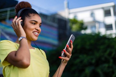 Pretty genç siyah afro-amerikan kadın müzik zekâ dinlerken