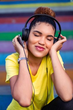 Pretty genç siyah afro-amerikan kadın müzik zekâ dinlerken