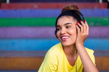 Pretty genç siyah afro-amerikan kadın müzik zekâ dinlerken