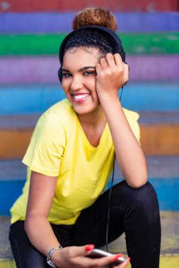 Pretty genç siyah afro-amerikan kadın müzik zekâ dinlerken