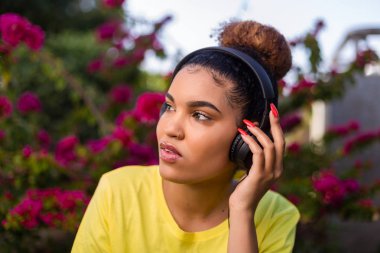 Pretty genç siyah afro-amerikan kadın müzik zekâ dinlerken