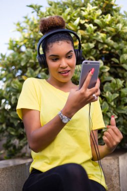 Pretty genç siyah afro-amerikan kadın müzik zekâ dinlerken