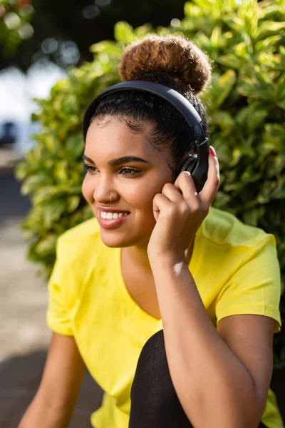 Bastante joven afroamericana negra mujer escuchando música ingenio —  Fotos de Stock