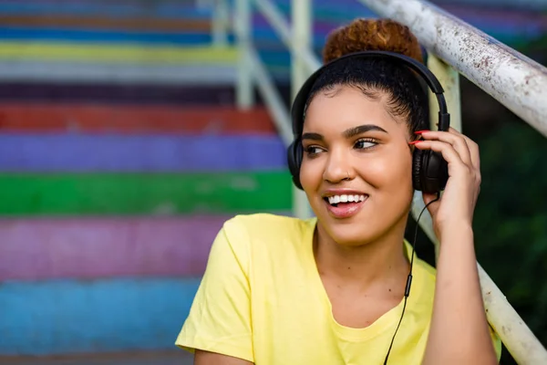 音楽の機知を聴いてかなり若い黒人アフリカ系アメリカ人女性 — ストック写真