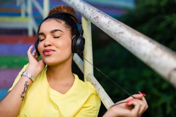 Muito jovem negro afro-americano mulher ouvindo música sagacidade — Fotografia de Stock