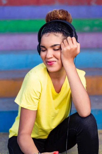 Pretty genç siyah afro-amerikan kadın müzik zekâ dinlerken — Stok fotoğraf