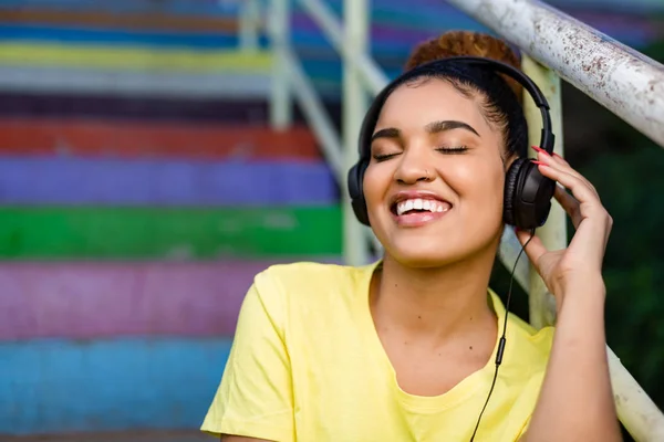 Muito jovem negro afro-americano mulher ouvindo música sagacidade — Fotografia de Stock