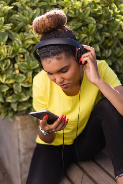 Muito jovem negro afro-americano mulher ouvindo música sagacidade — Fotografia de Stock