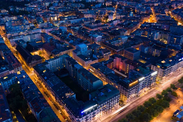 Antenn natten beskådar av Geneva stad bevattnar springbrunnen i Schweitz — Stockfoto