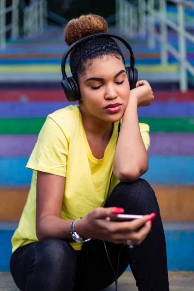 音楽の機知を聴いてかなり若い黒人アフリカ系アメリカ人女性 — ストック写真