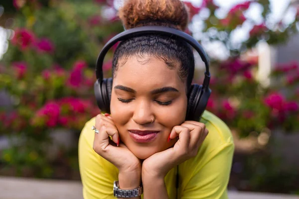 Pretty genç siyah afro-amerikan kadın müzik zekâ dinlerken — Stok fotoğraf