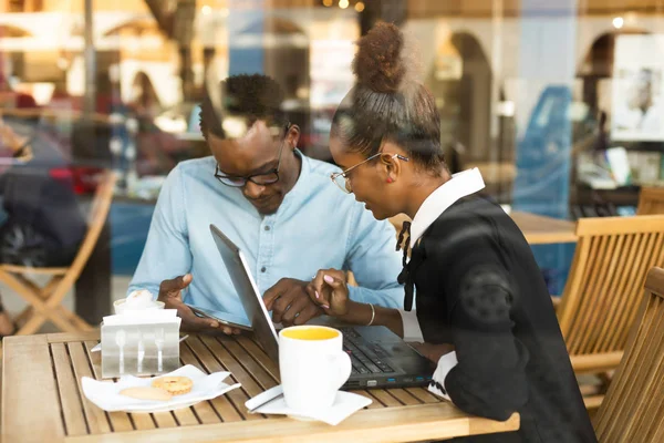 Чёрные афро-американские коллеги, работающие в цифровой команде — стоковое фото