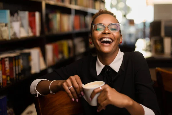 Negro africano americano joven yoman beber café —  Fotos de Stock