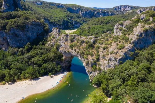 Vista aérea del arco narural en Vallon Pont D 'arc en Ardeche jalá —  Fotos de Stock