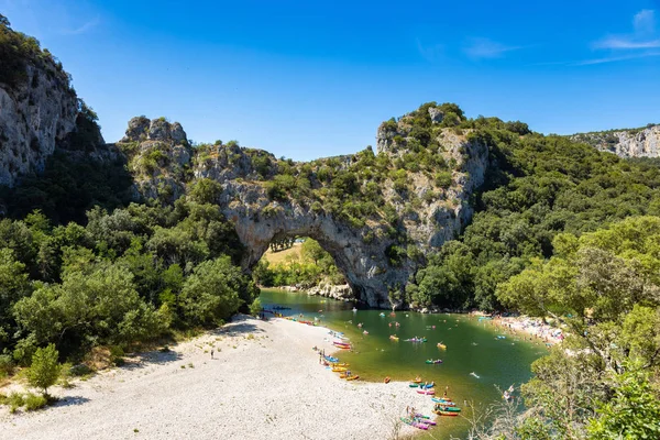 Vista aérea del arco narural en Vallon Pont D 'arc en Ardeche jalá — Foto de Stock