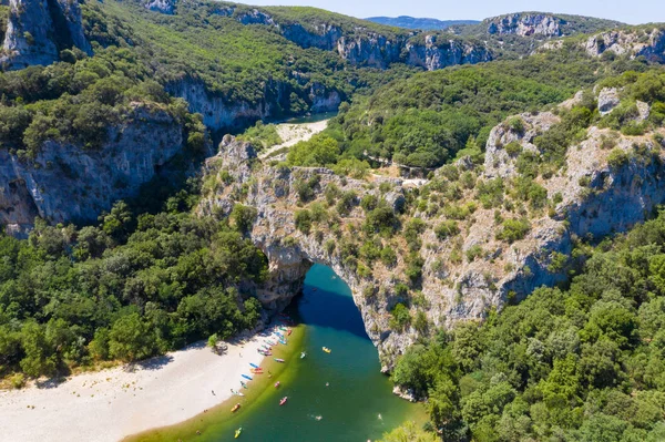 Vista aérea del arco narural en Vallon Pont D 'arc en Ardeche jalá —  Fotos de Stock