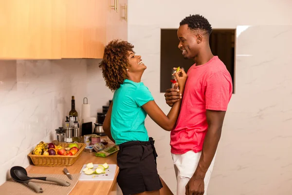 Zwart Afro-Amerikaans echtpaar bereidt eten in de keuken — Stockfoto