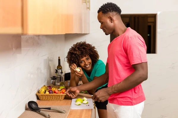 Zwart Afro-Amerikaans echtpaar bereidt eten in de keuken — Stockfoto